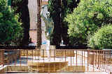 Denkmal und Brunnen am Torre de Can Desbrull